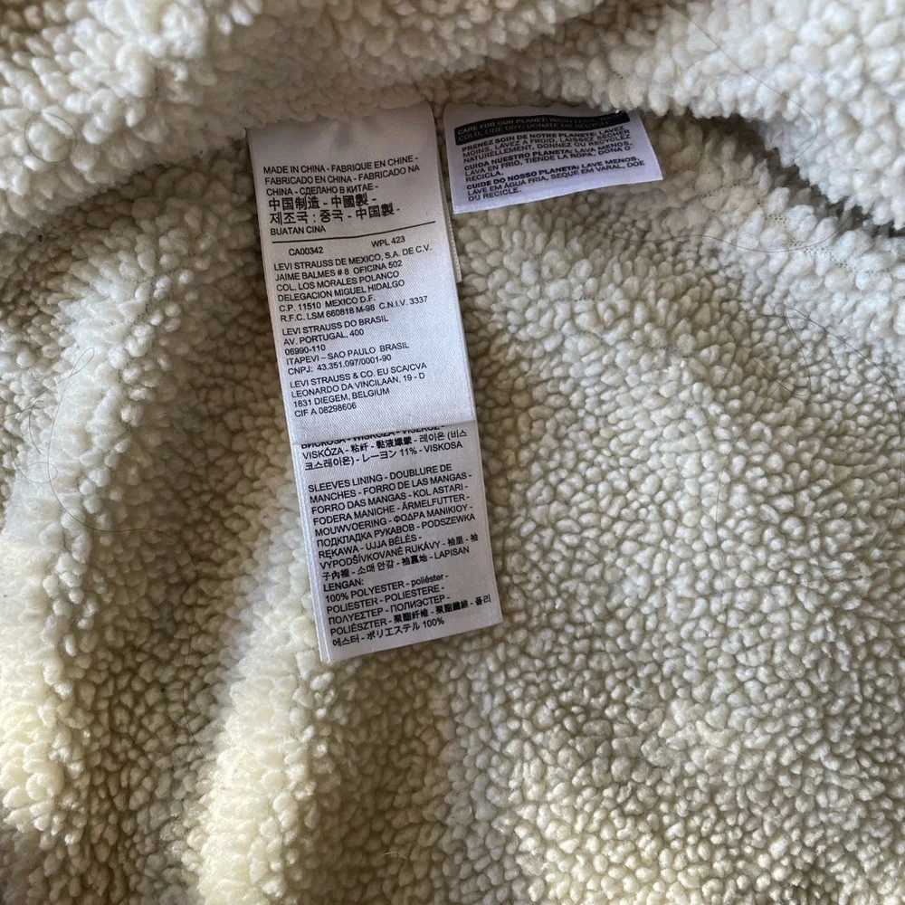 Levi's Denim Jacket with Cream Sherpa Lining - Picture 6 of 6
